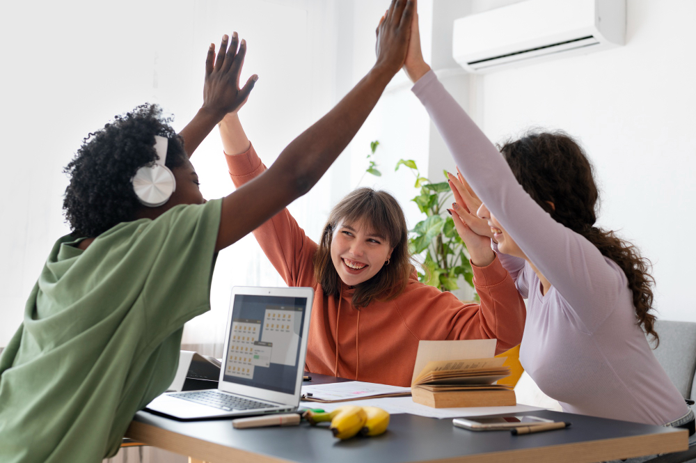 A imagem mostra um grupo de jovens no trabalho.